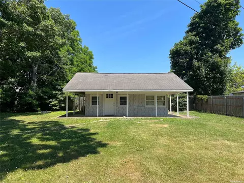 71 Manor Dr # B, Shirley, NY 11967