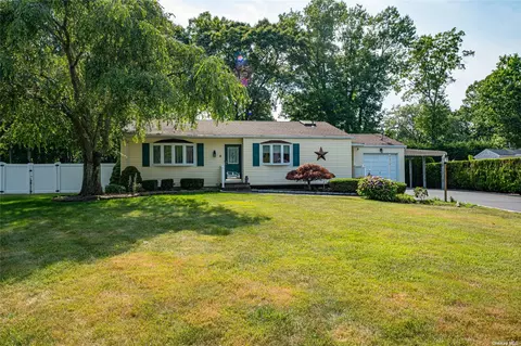 8 Wexford Ct, Saint James, NY 11780