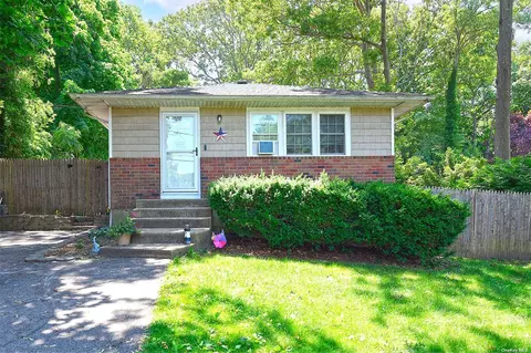 52 Ridgewood Ave, Selden, NY 11784