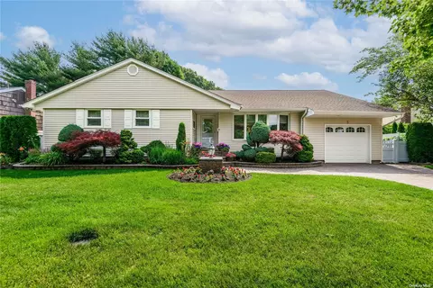 5 Ann Dr, Syosset, NY 11791