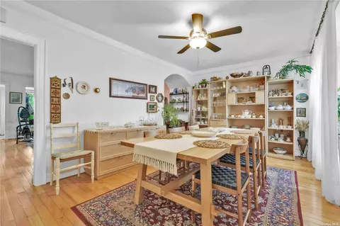 25-25 37th St, Astoria, NY 11103