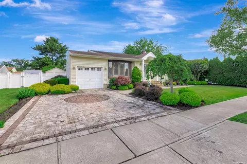 99 Fallwood Pkwy, Farmingdale, NY 11735