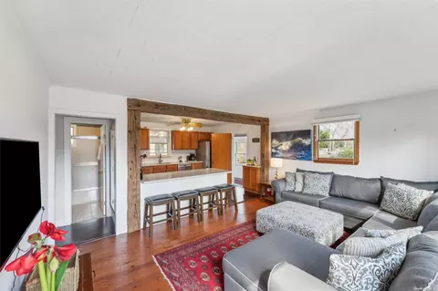 14 Washington Ave, Hampton Bays, NY 11946