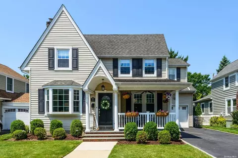 68 Roosevelt St, Garden City, NY 11530