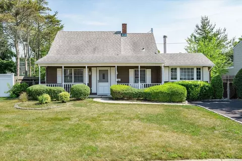 89 Haven Ln, Levittown, NY 11756
