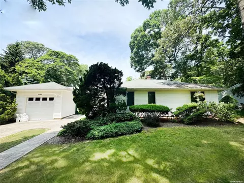 4605 Peconic Bay Blvd, Laurel, NY 11948
