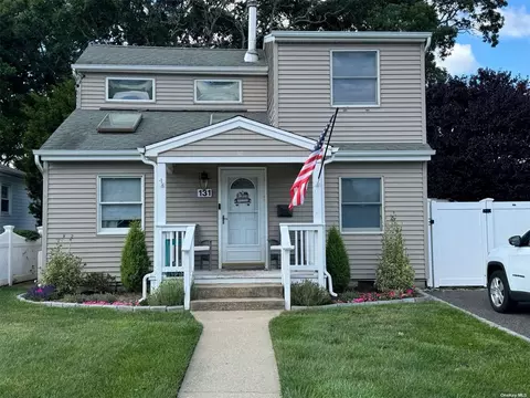 131 Massachusetts Ave, Massapequa, NY 11758