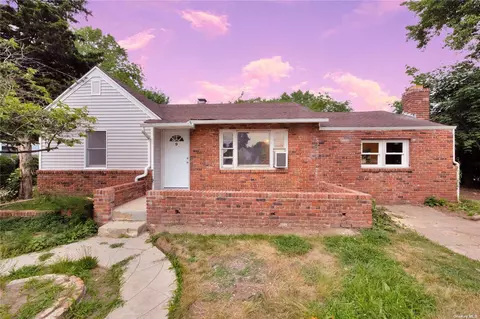 9 Monroe Dr, Lindenhurst, NY 11757