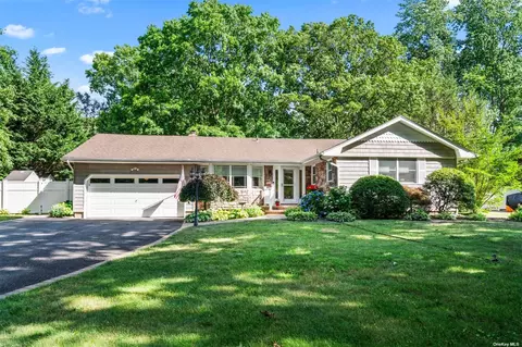 282 Maplewood Rd, Huntington Station, NY 11746