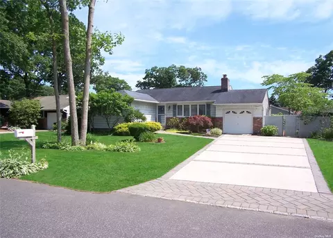 374 Mollie Blvd, Holbrook, NY 11741