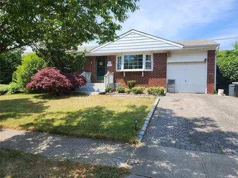 363 Linden St, Massapequa Park, NY 11762