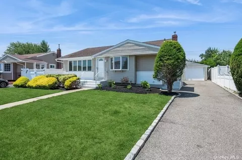 37 Vassar Ln, Hicksville, NY 11801