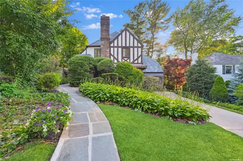 31 Strathmore Rd, Manhasset, NY 11030