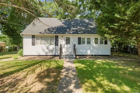 10 Schember Rd, Bay Shore, NY 11706