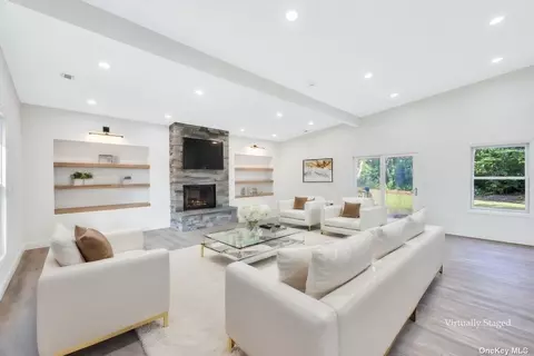 14 Ivy Hill Rd, Oakdale, NY 11769