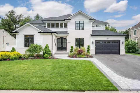 24 Lesley Dr, Syosset, NY 11791