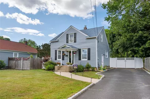 55 Columbia St, Islip, NY 11751