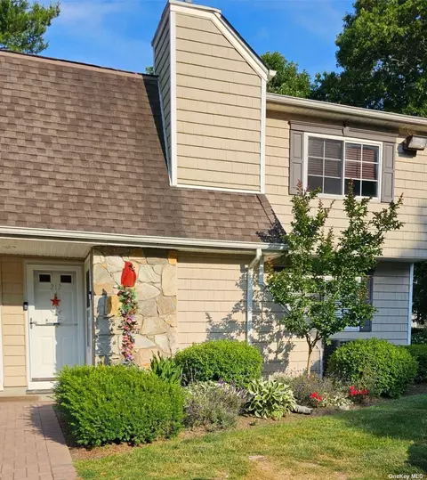 212 Lakepointe Cir #212, Middle Island, NY 11953