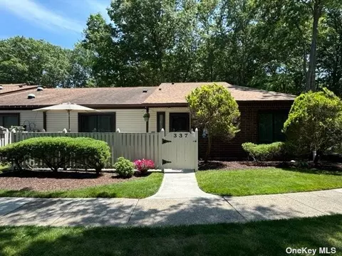 337 Clubhouse Ct #405, Coram, NY 11727