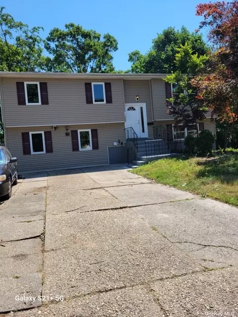 17 N Cardinal Ct, Bay Shore, NY 11706