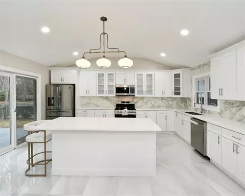 40 Gaymor Rd, Hauppauge, NY 11788