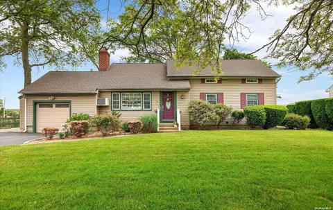 34 Bayview Ln, Amityville, NY 11701