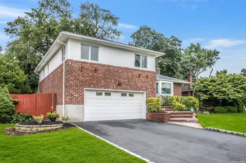 46 Melanie Ln, Syosset, NY 11791