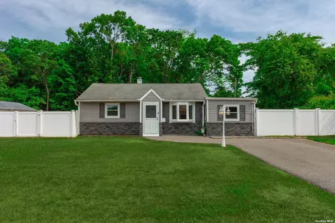 527 Rockaway St, West Islip, NY 11795