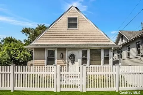18 Auburn Ave, Bay Shore, NY 11706