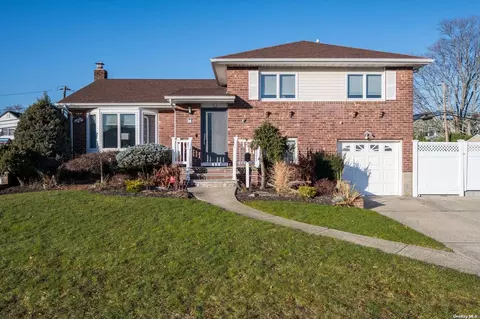 125 N Hunter Ridge Rd, Massapequa, NY 11758