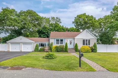 173 Leonard St, Holbrook, NY 11741