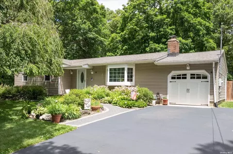 454 River Rd, Shirley, NY 11967