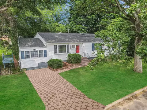 854 Sayville Ave, Bohemia, NY 11716