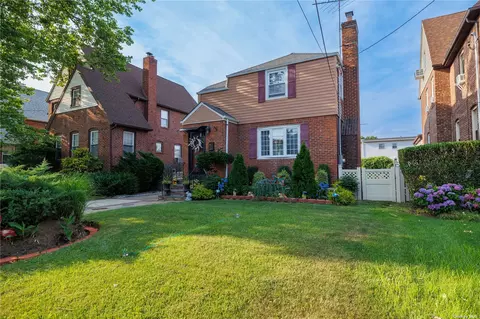 75 Canterbury Gate Gate, Lynbrook, NY 11563