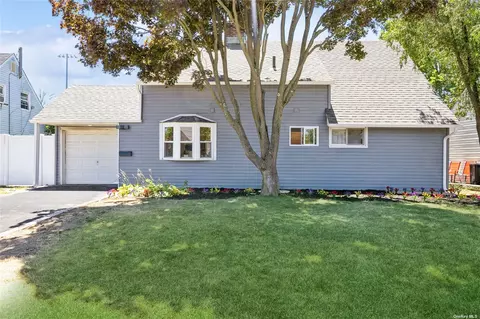 97 Chimney Ln, Levittown, NY 11756