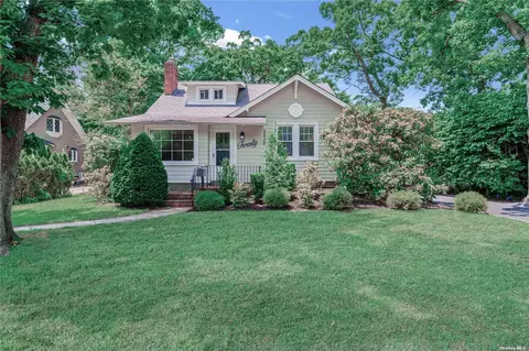 20 Barberry Ct, Farmingdale, NY 11735