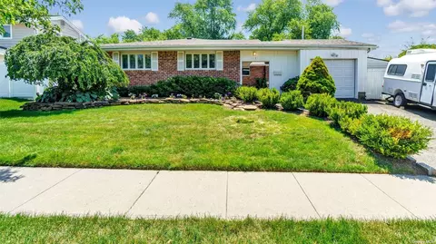 12 Saul Pl, Plainview, NY 11803