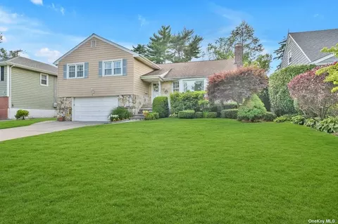 72 Edgemere Rd, Garden City, NY 11530