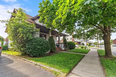 62 Rockaway Pkwy, Valley Stream, NY 11580