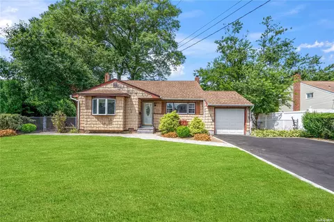 126 W 15th St, Deer Park, NY 11729