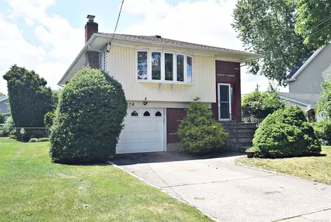 876 Madison Pl, Merrick, NY 11566