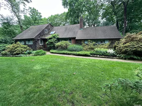 29 Surry Hill Pl, Huntington, NY 11743
