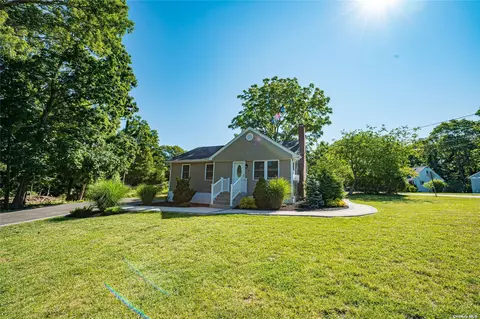 5 E Masem Sq, Patchogue, NY 11772