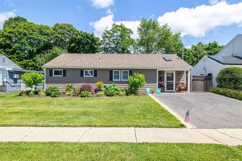 36 N Millpage Dr, Bethpage, NY 11714