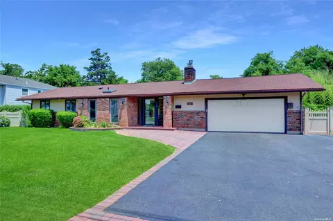 831 E Bay Dr, West Islip, NY 11795