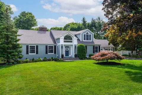 4 Locust Ln, Huntington Bay, NY 11743