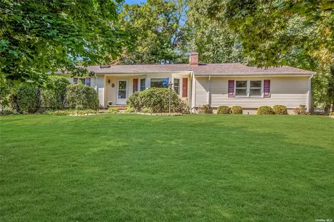 31 Eckernkamp Dr, Smithtown, NY 11787