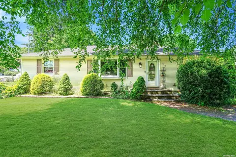 312 N Dunton Ave, Patchogue, NY 11772