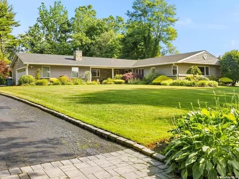 5 Ebbtide Ln, Dix Hills, NY 11746