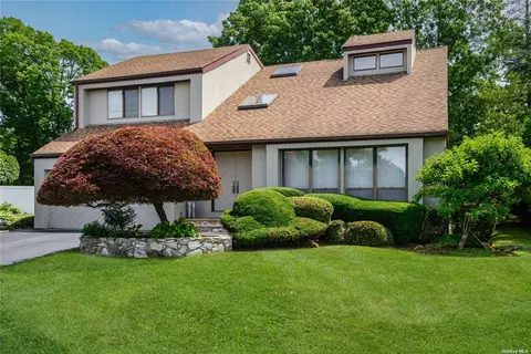 3 Radcliffe Ct, Syosset, NY 11791